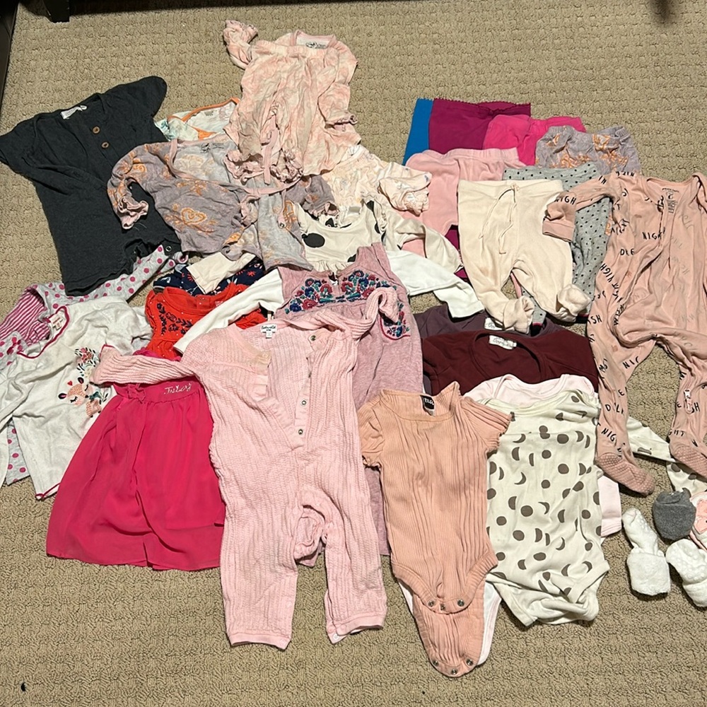 Lot of 6-9 ish M baby clothes - girls